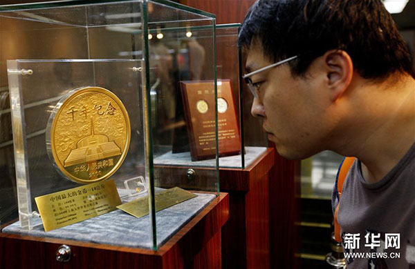 近日，由中國人民銀行貨幣金銀局主辦、中國印鈔造幣總公司承辦的“國幣之尊藝術(shù)之美”——人民幣硬幣發(fā)行60周年全國巡展在上海圖書館舉行，展示了自1957年12月1日正式發(fā)行人民幣硬幣起，已經(jīng)發(fā)行的4套流通硬幣、96個(gè)品種108枚普通紀(jì)念幣和2000余種貴金屬紀(jì)念幣。