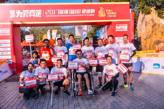 連續(xù)九年跑者為愛(ài)奔跑的跑者