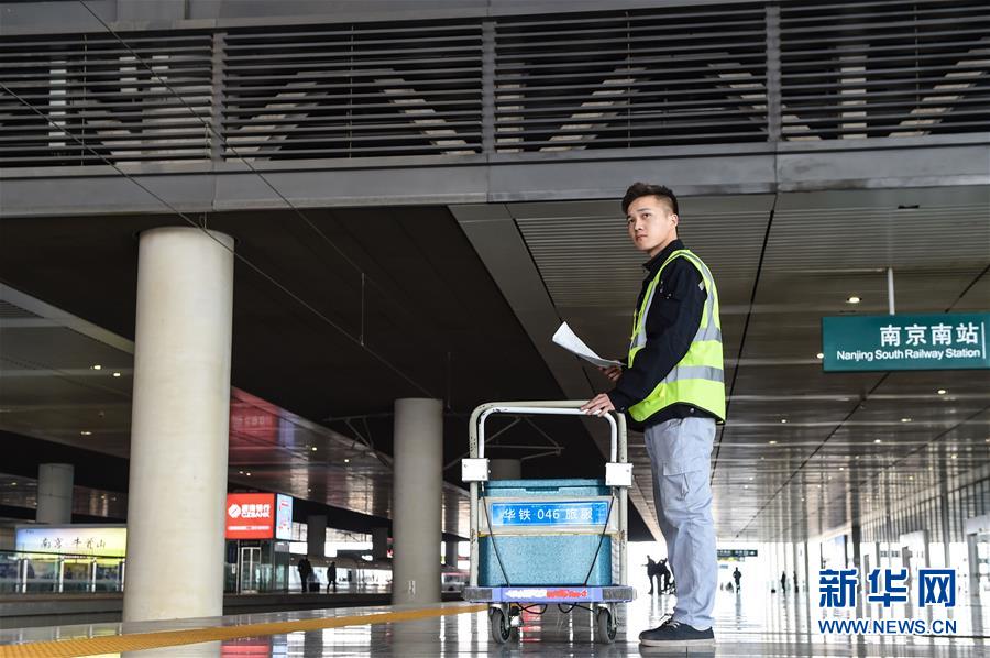 （關注春運·圖片故事）（7） 奔跑吧！高鐵送餐小哥