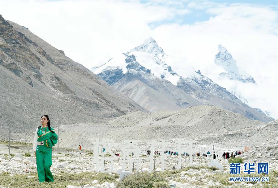 （文化）（5）“格?；ㄩ_”西藏民族服飾秀亮相珠峰大本營
