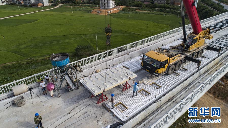 （經(jīng)濟(jì)）（2）昌贛高鐵首段無(wú)砟軌道鋪通