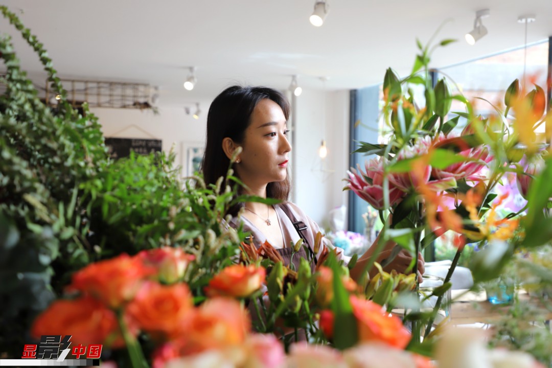 每天和花打交道是一個幸福的職業(yè)，但同時(shí)也充滿壓力和挑戰(zhàn)，“花在呈現(xiàn)給客人的那一瞬間是美好的，但前面的每一個步驟都是很辛苦的?！蓖趵桄抡f，花藝是最原始的手工藝產(chǎn)品，沒有辦法機(jī)械化、流程化和規(guī)?；仨氁秒p手一點(diǎn)點(diǎn)地賦予其生命和美感。圖為王黎媛在挑選制作花束的鮮花。新華網(wǎng) 周亞平/攝 念新洪/文
