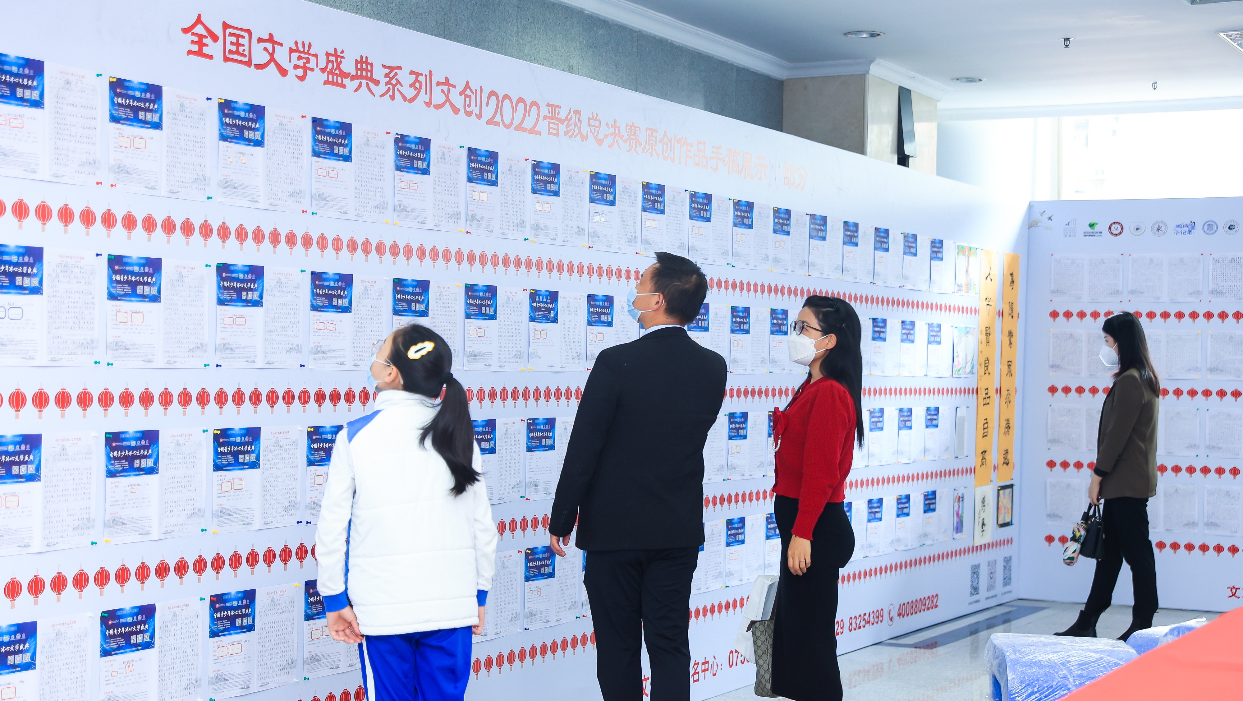 與會的領(lǐng)導嘉賓、師生文友共同走進全國文學盛典年度慶典現(xiàn)場展示區(qū)